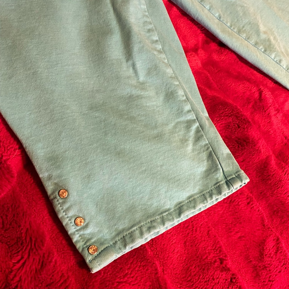 Quacker Factory Capris Rhinestone Details - Picture 3 of 6